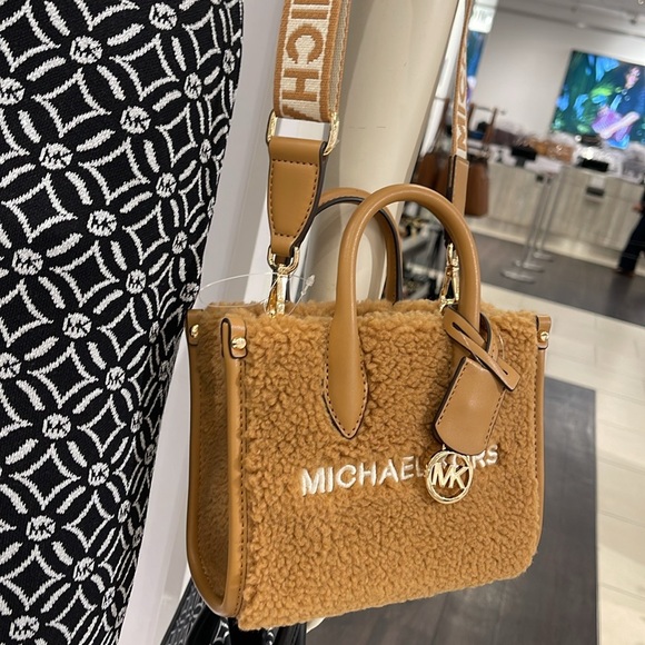 Michael Kors Mirella Extra-Small Sherpa XS SHOPPER XBODY
SHEARLING Crossbody TZ - Picture 5 of 16